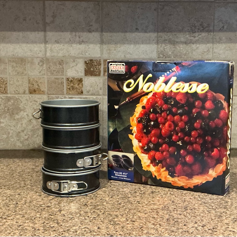 KAISER Bakeware Noblesse 4 1/2" Round Non-Stick Springform Pans Set of 4